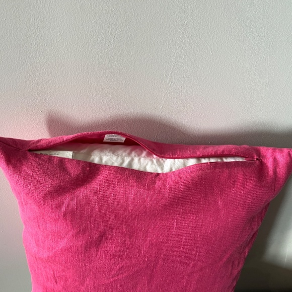 100% linen accent pillow, throw pillow, bright pink, 18 x 18 in, The Bay. - Picture 9 of 16